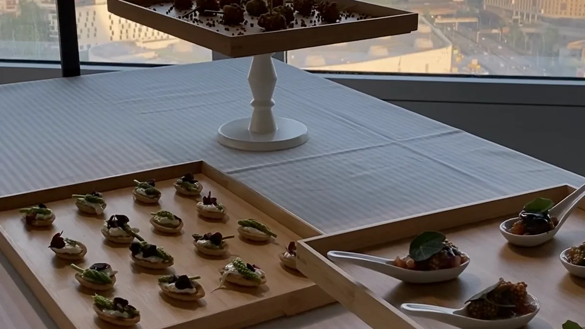 Canapés gastronomiques face à une vue panoramique sur Paris