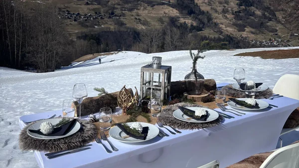 Table dressée en pleine montagne enneigée pour une location de prestige