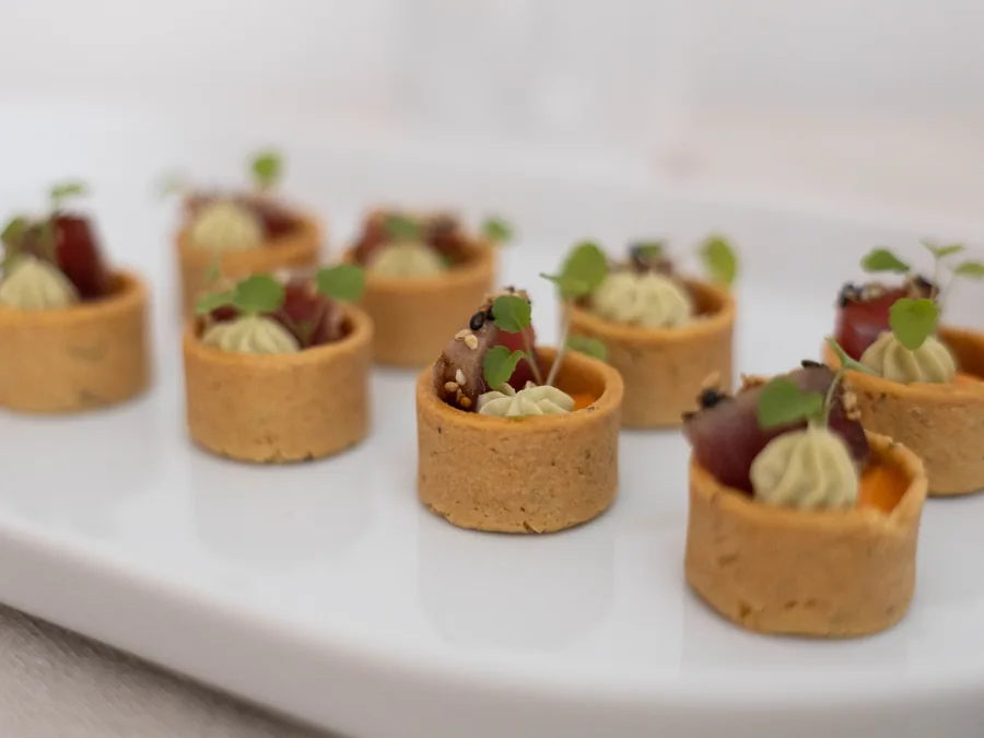 Tartelettes apéritives dressées par un chef à domicile pour une réception d’entreprise
