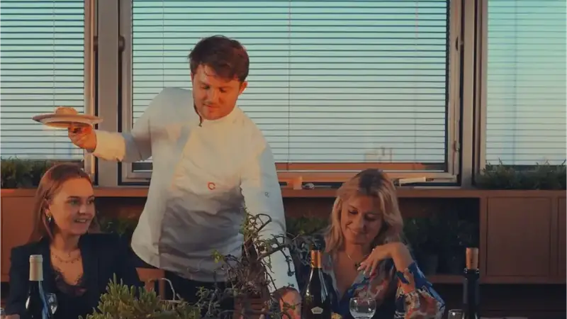 Un chef à domicile sert ses convives à table