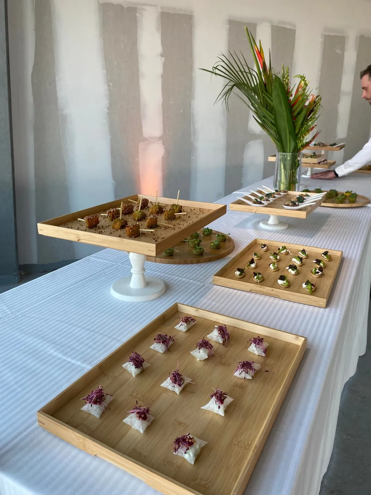 Buffet gastronomique et composition florale