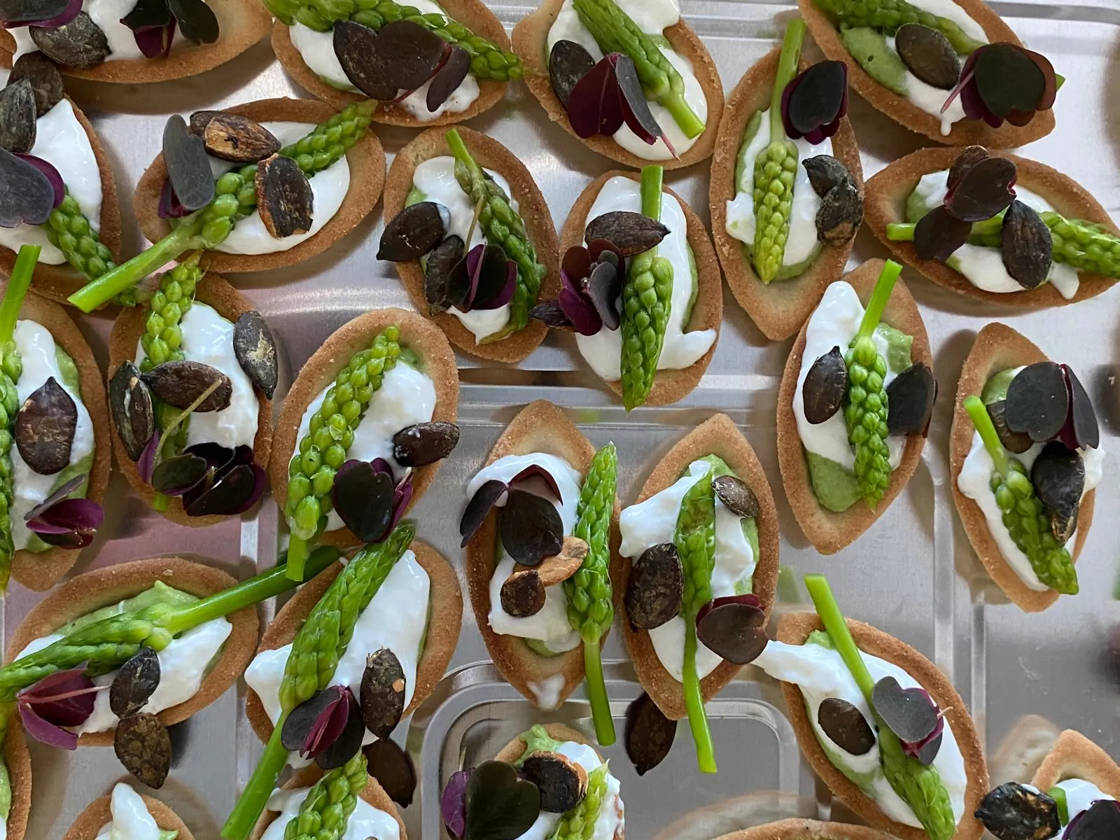 Tartelettes asperge et crème dressées