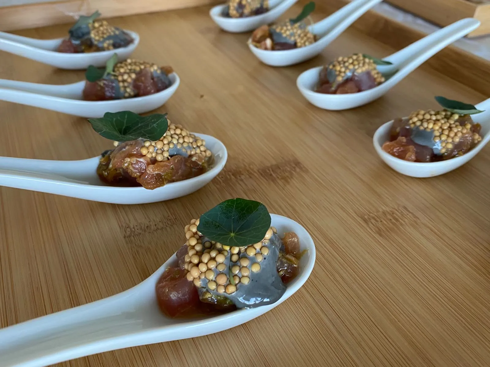 Cuillères tartare et moutarde en bouchées apéritives