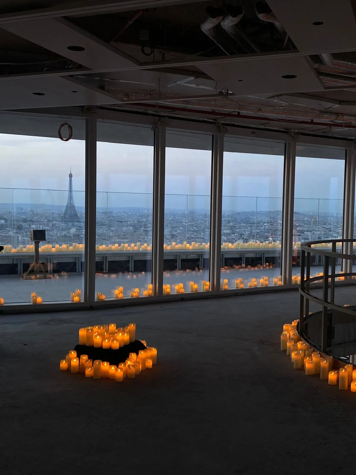 Salle aux bougies avec vue sur Paris